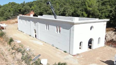 Construction d'un chai viticole en pierre d'Estaillade pour le Château de la Calisse .  dans le Var