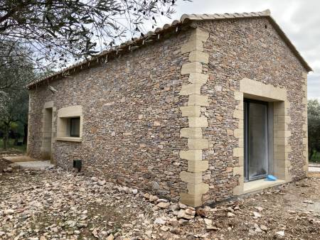 Construction d'une extension en pierre de site dans le Gard à Nimes