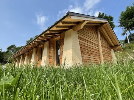 Construction d'une villa en pierre et en bois type bergerie